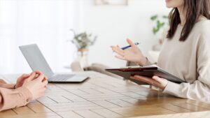 インタビュー調査とは？海外市場を深掘りする方法｜メリット・デメリットと成功事例